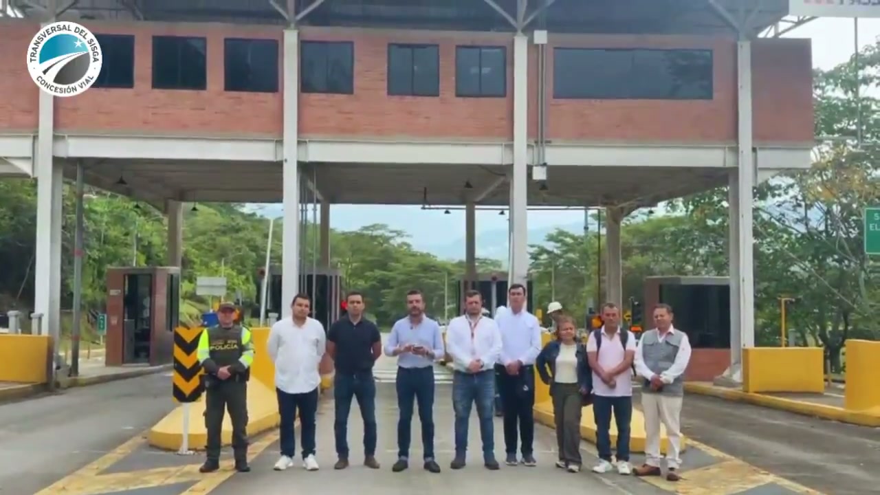 Grupo de personas, entre ellas un policía, frente a las casetas del peaje San Luis de Gaceno el 21 de agosto de 2026