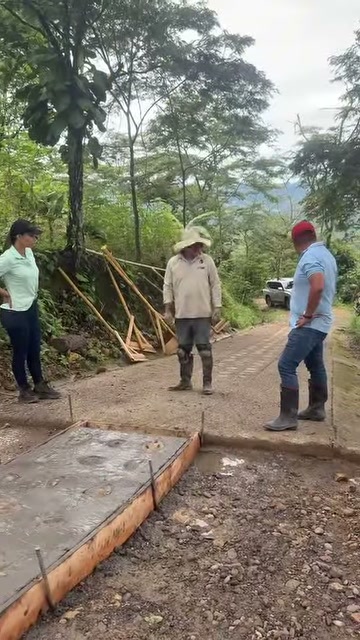 Obra de placa huella en la vía a San Pedro La Dorada, San Luis de Gaceno