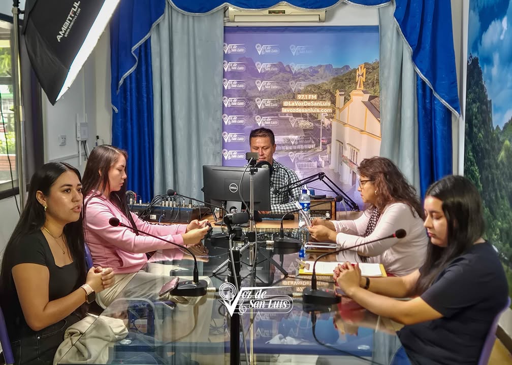 Programa en la cabina de La Voz de San Luis 97.1 FM con la Comisaría de Familia de San Luis de Gaceno