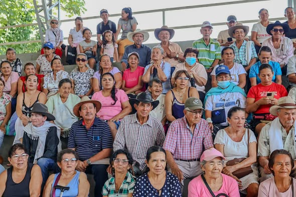 Beneficiarios de programas sociales, en su mayoría adultos mayores, sentados en las graderías durante un encuentro de tejido social en San Luis de Gaceno
