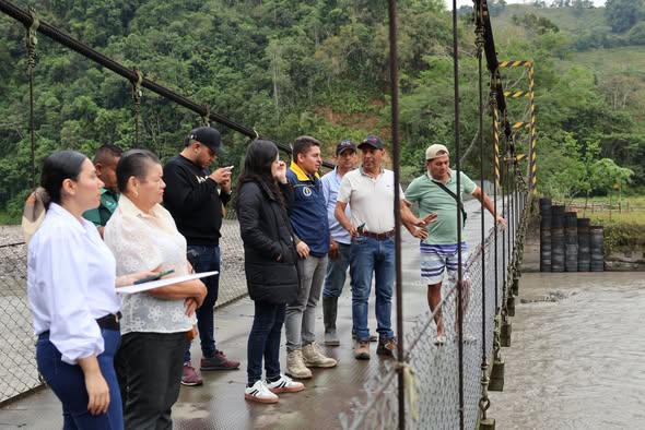 Recorrido de inspección sobre el puente colgante Argelia durante las obras preventivas en San Luis de Gaceno, Boyacá