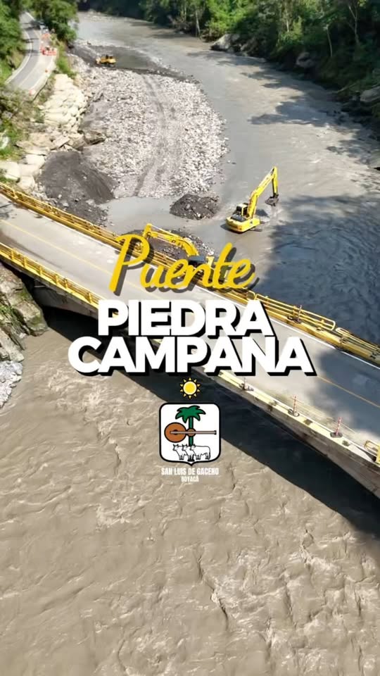 Vista aérea del puente Piedra Campana sobre el río Lengupá con una retroexcavadora trabajando en el cauce