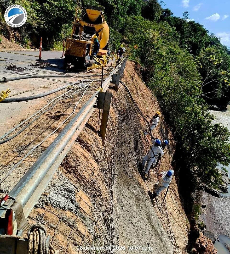Operarios aplican concreto lanzado en el talud inferior del PR72 de la Transversal del Sisga, sector San Luis de Gaceno–Sabanalarga