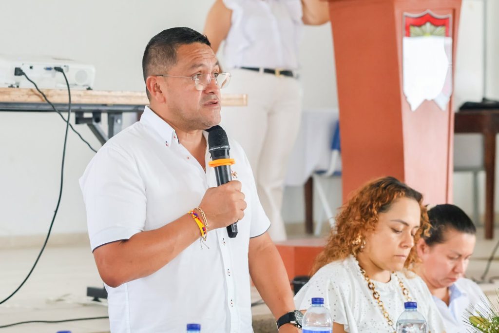 Rendición de cuentas 2025 en San Luis de Gaceno: un hombre habla con micrófono junto a la mesa principal de la audiencia