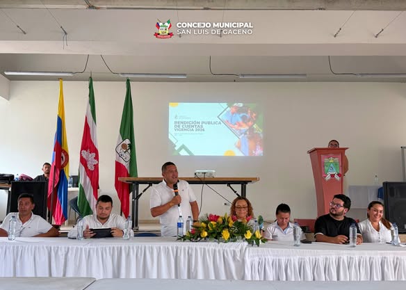 Mesa principal de la rendición de cuentas 2025 de San Luis de Gaceno, con banderas y la presentación proyectada al fondo