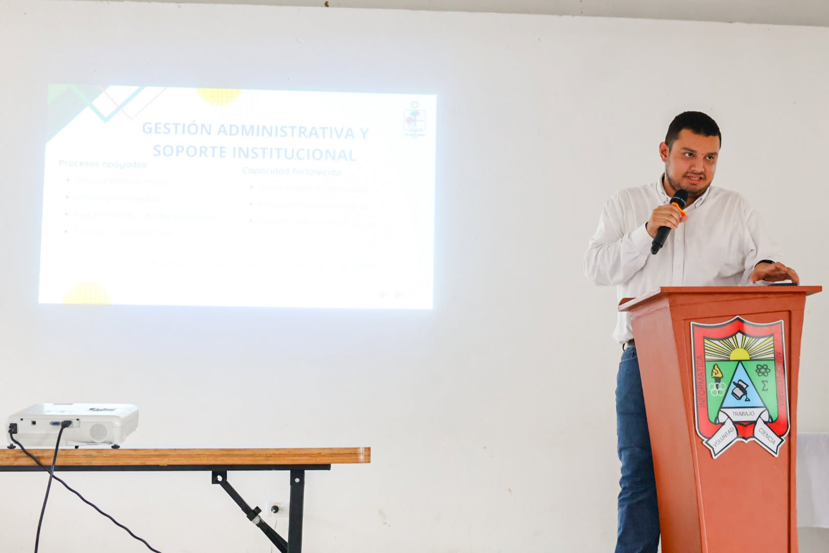 Un expositor habla desde el atril frente a la diapositiva de gestión administrativa en la rendición de cuentas 2025