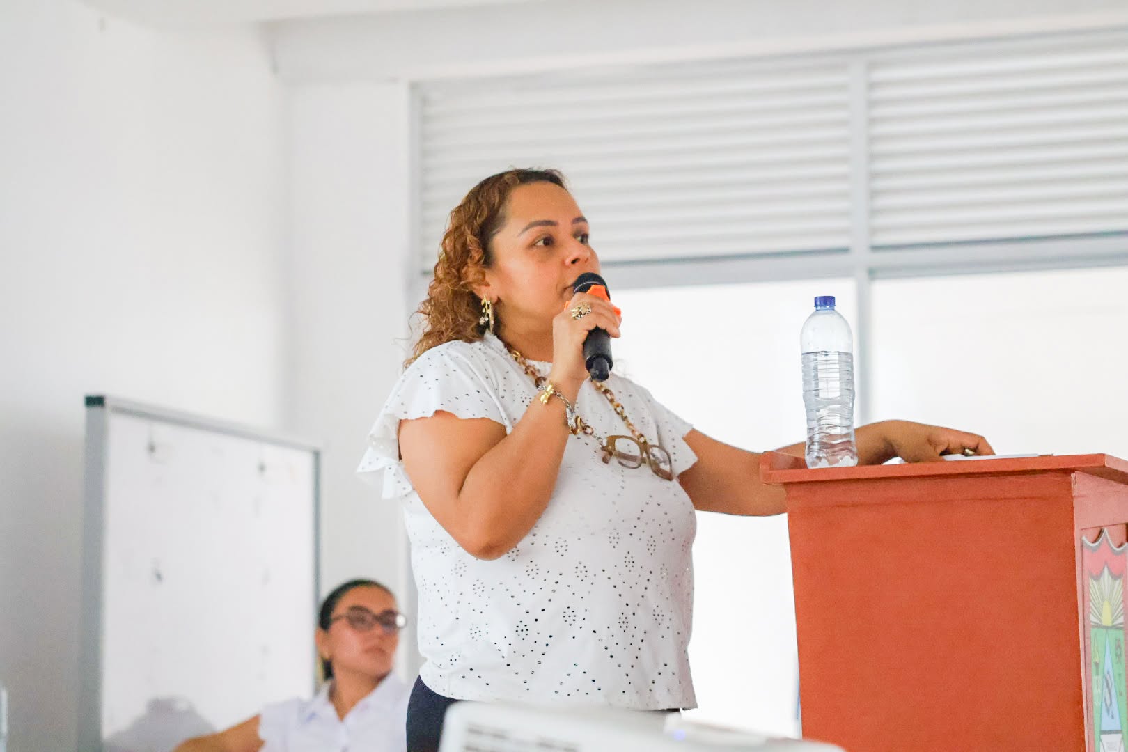 Una mujer interviene con micrófono desde el atril durante la rendición de cuentas 2025 de San Luis de Gaceno