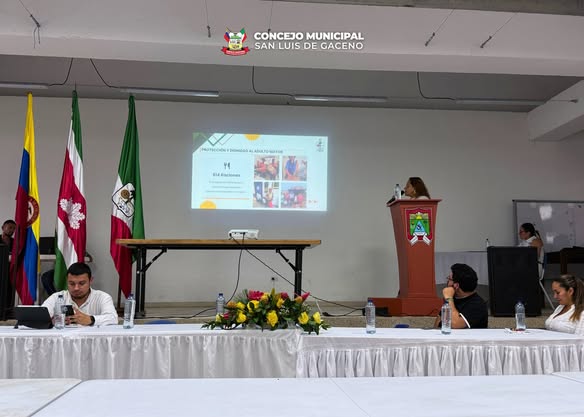 Vista del recinto de la rendición de cuentas 2025 de San Luis de Gaceno con una diapositiva sobre el adulto mayor