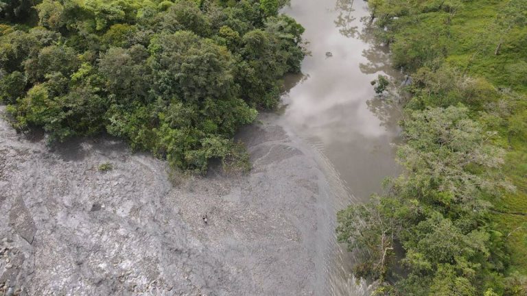 Río Upía: avenida torrencial en Páez tumbó un puente y dejó a unas 120 personas incomunicadas