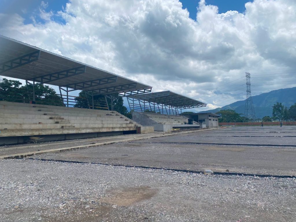 Graderías techadas del estadio El Campín en construcción, una de las obras en Sabanalarga, Casanare