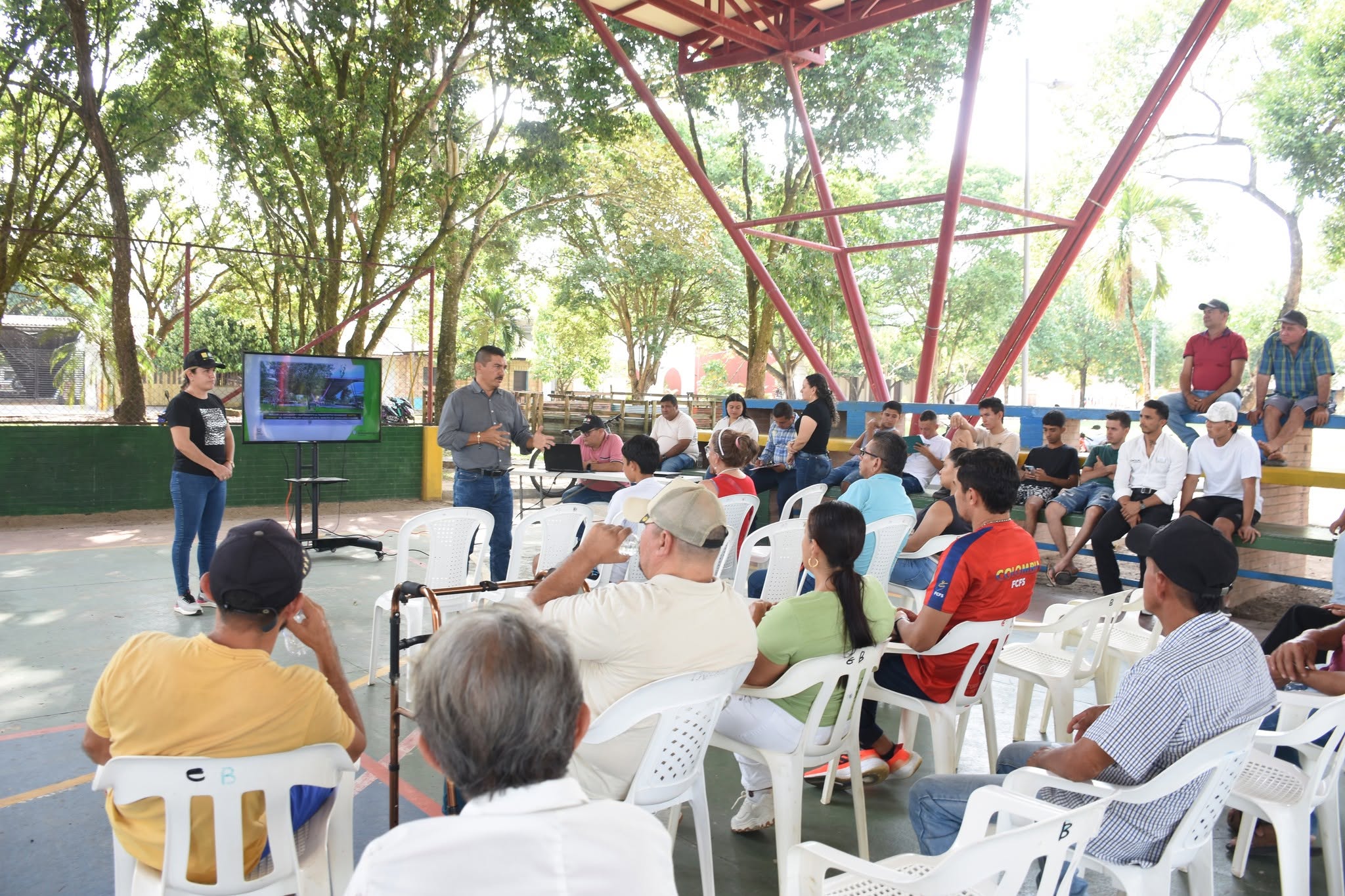 Socialización del contrato de obra del polideportivo de Aguaclara con la comunidad, en Sabanalarga