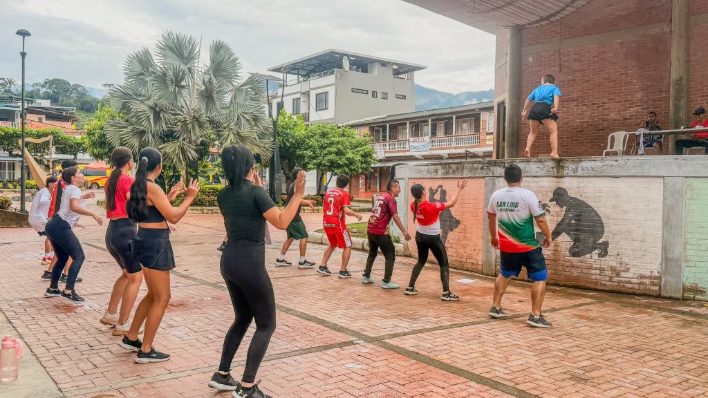 Participantes en una rutina de baile y aeróbicos en la plaza durante la Semana de la Juventud 2026 en San Luis de Gaceno
