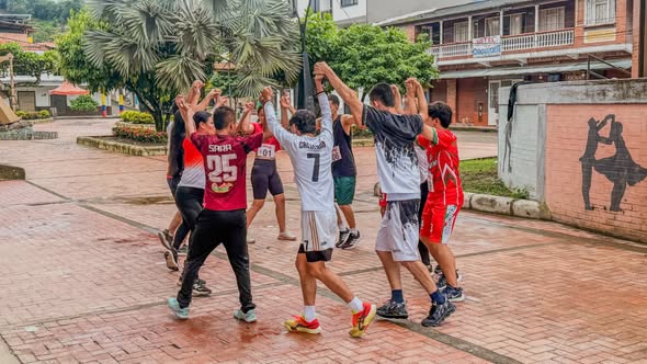 Jóvenes tomados de la mano en círculo en la Carrera de la Juventud 2026 de San Luis de Gaceno