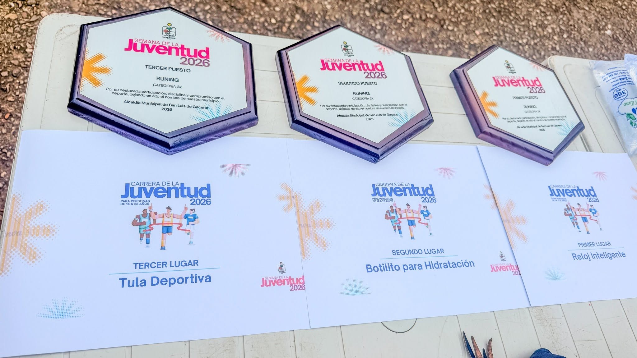 Placas y carteles de premiación de la Carrera de la Juventud 2026 en San Luis de Gaceno