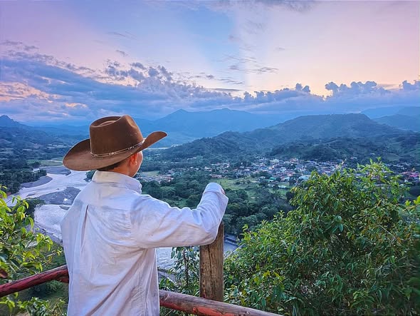 Paisaje de montañas y río al atardecer publicado con los resultados del concurso de fotografía de la Semana de la Juventud 2026