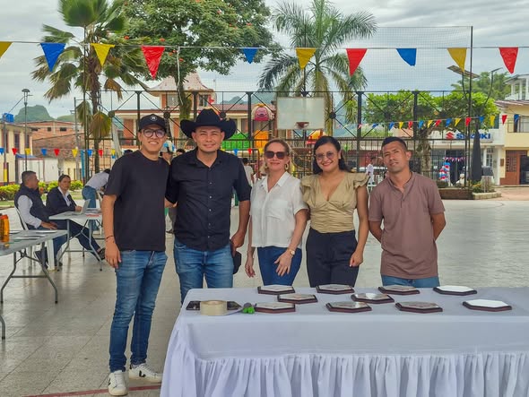Cinco personas junto a una mesa con placas en la jornada juvenil de la Semana de la Juventud 2026
