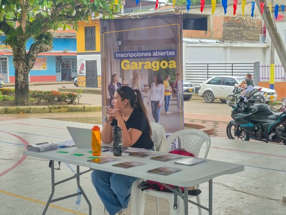 Puesto de inscripciones en la Feria de Oportunidades de la Semana de la Juventud 2026 en San Luis de Gaceno