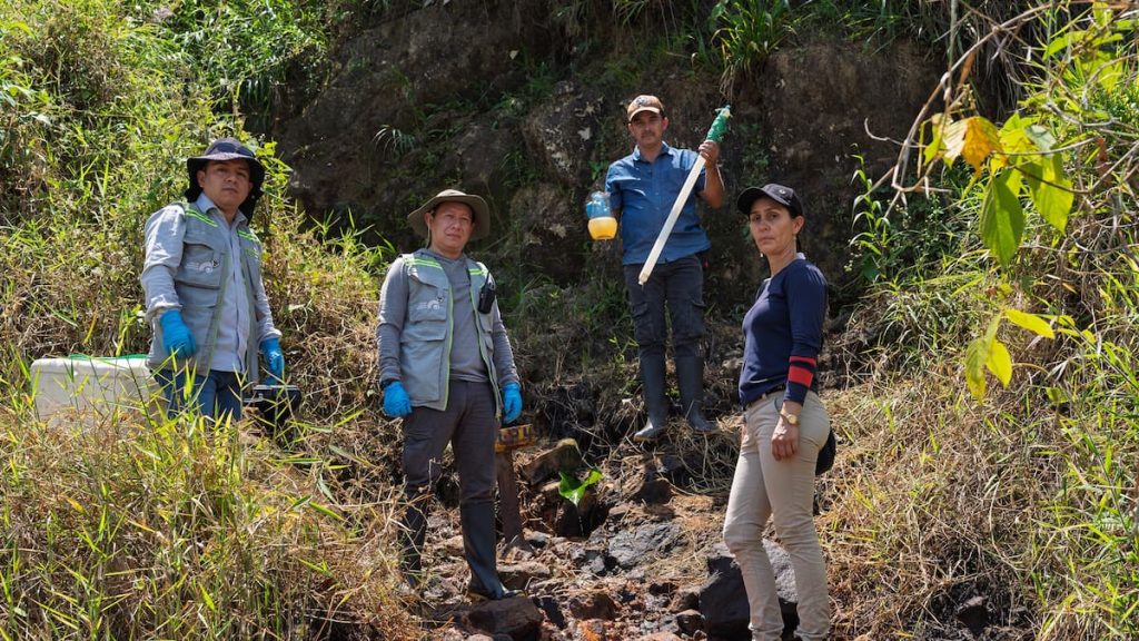 Profesionales toman muestras de agua en una ladera, imagen asociada a las emanaciones en San Luis de Gaceno