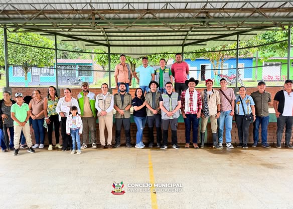 Habitantes y funcionarios en la entrega del estudio de emanaciones en Horizontes, San Luis de Gaceno