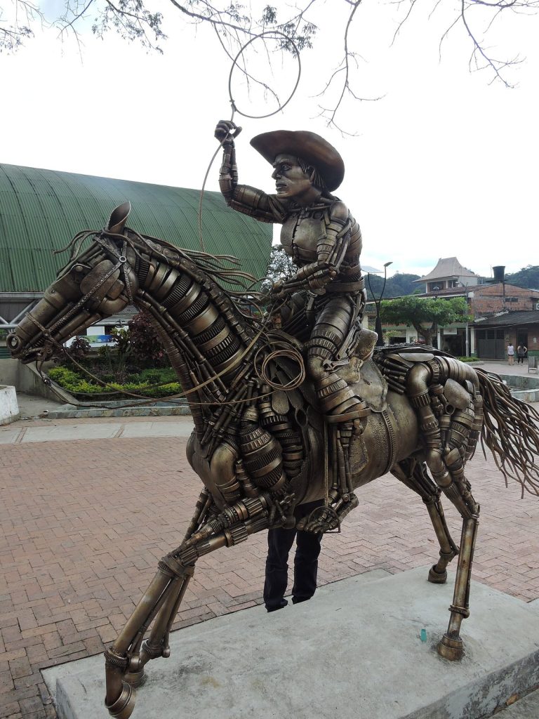 Escultura de un jinete con lazo hecha con piezas de metal reciclado en la plaza de San Luis de Gaceno