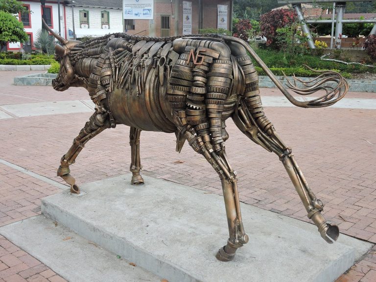 Escultura de un toro hecha con engranajes y piezas metálicas en la plaza de San Luis de Gaceno