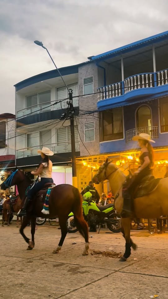Jinetes en la cabalgata del Festival del Queso 2026 por una calle de San Luis de Gaceno