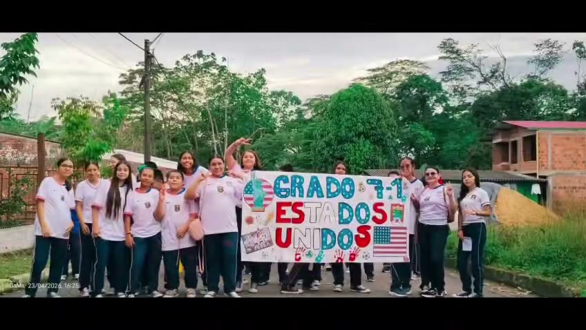 Estudiantes de la Institución Educativa San Luis de Gaceno con una pancarta alusiva a Estados Unidos, en el video promocional del Spelling Bee en San Luis de Gaceno