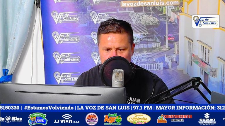 Transmisión en vivo con video desde la cabina de la emisora La Voz de San Luis 97.1 FM