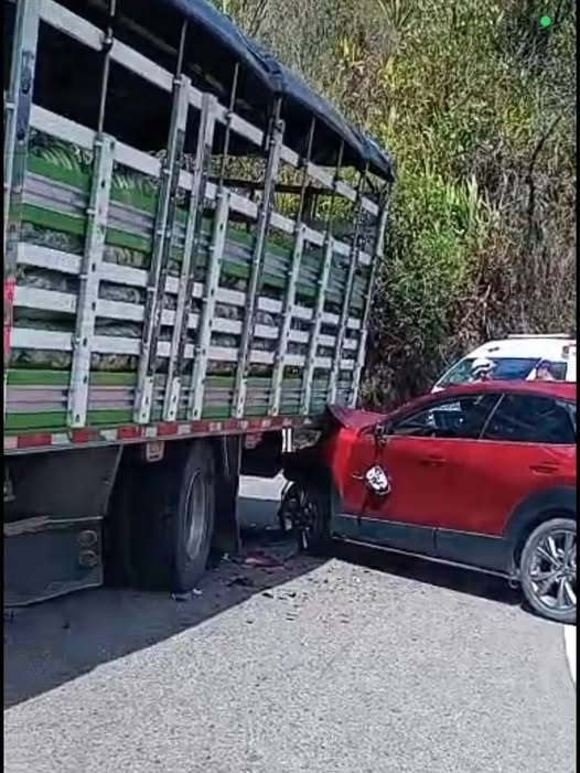 Camioneta roja incrustada contra la parte trasera de un camión de carga tras el choque en la Transversal del Sisga, sector Manta