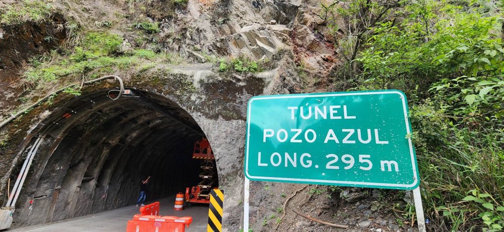 Entrada del túnel Pozo Azul de la Transversal del Sisga, con letrero de 295 metros y una plataforma elevadora adentro