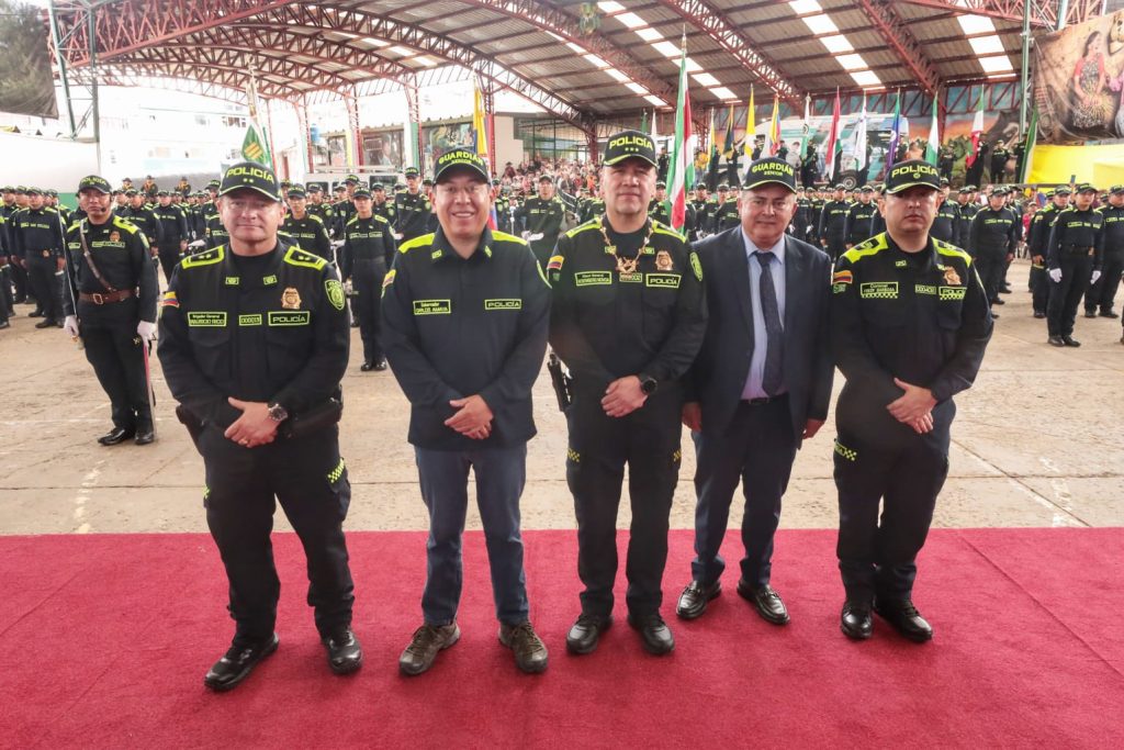 Ceremonia del Festival Turístico del Valle de Tenza en Garagoa con el gobernador de Boyacá y oficiales de la Policía Nacional