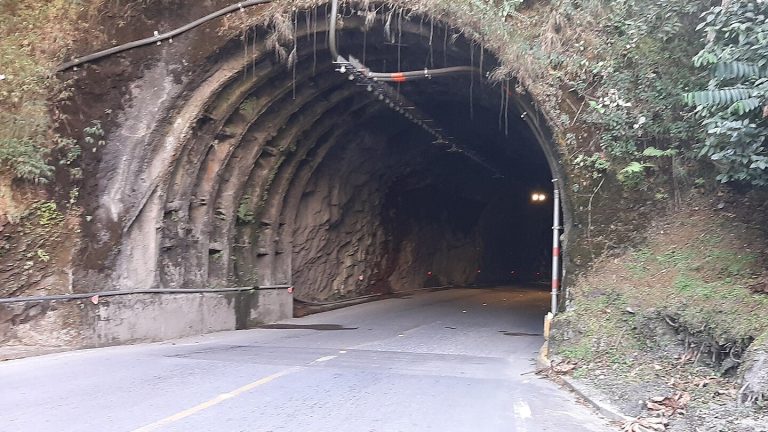 Boca del túnel El Polvorín, vecino del túnel El Salitre en la Transversal del Sisga