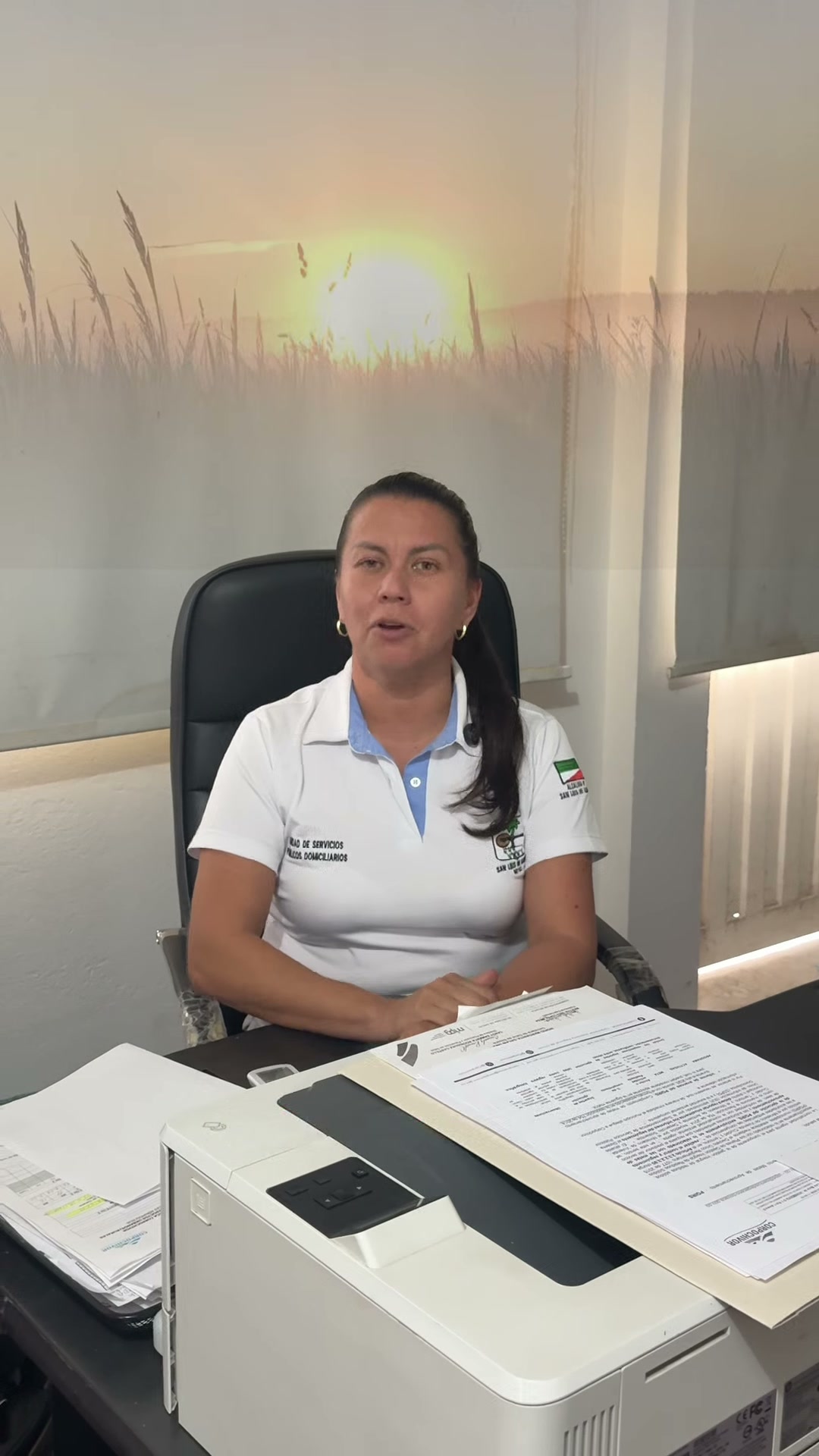 Funcionaria de servicios públicos de San Luis de Gaceno en su oficina durante el mensaje de ahorro de agua