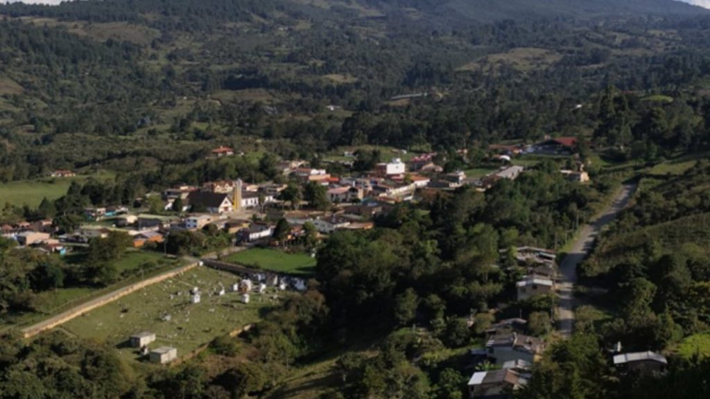 Turismo en Almeida, Boyacá: vista aérea del pueblo y su iglesia entre montañas