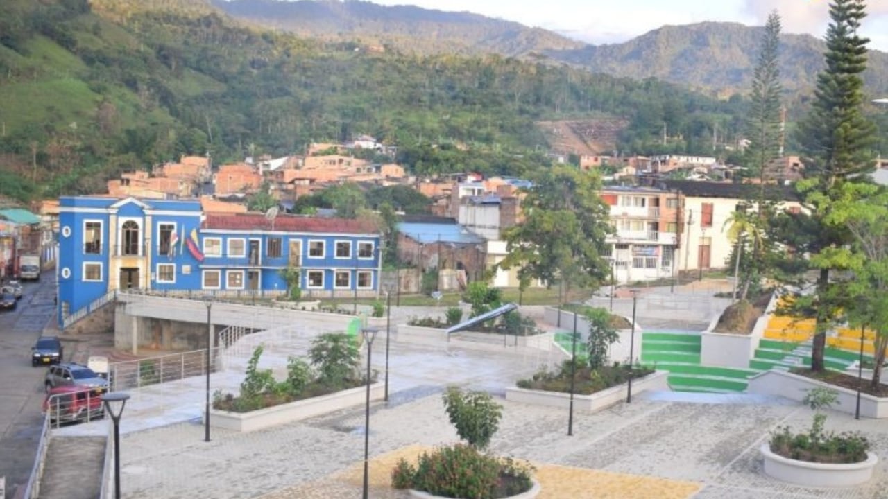 Plaza de Almeida, Boyacá, con un edificio colonial azul y la bandera de Colombia