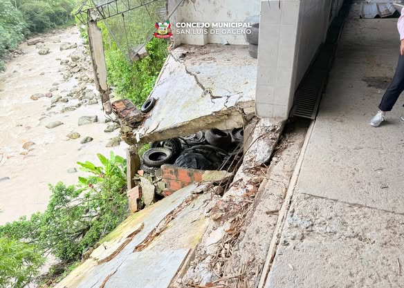 Estructura deteriorada de la antigua plaza de ferias junto al cauce de una quebrada en San Luis de Gaceno