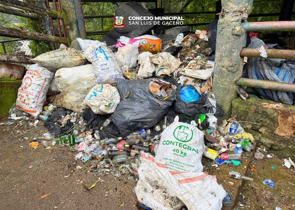 Bolsas y costales con residuos acumulados en la antigua plaza de ferias de San Luis de Gaceno