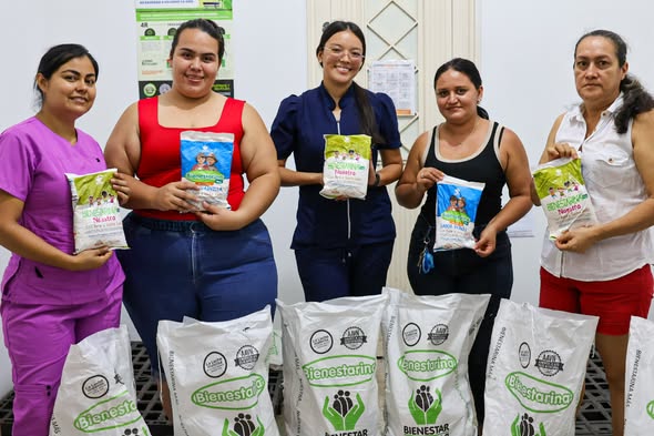 Cinco mujeres con bolsas de Bienestarina en la entrega a los Hogares Comunitarios de San Luis de Gaceno