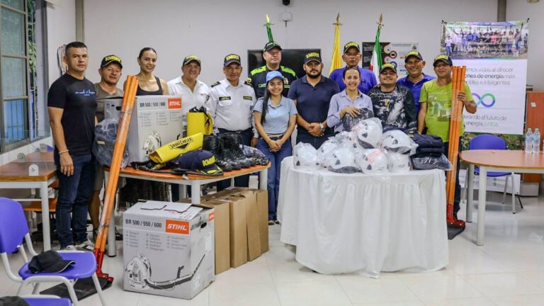 Bomberos voluntarios de San Luis de Gaceno junto a cascos, uniformes, botas y sopladoras de la dotación