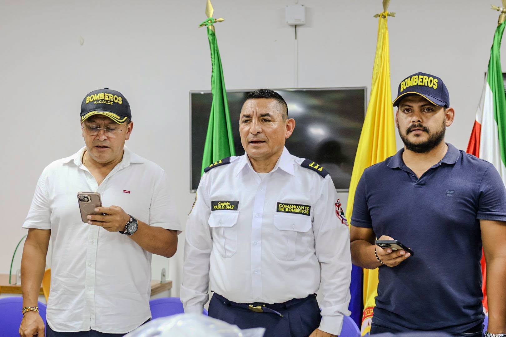 El capitán Pablo Díaz, de uniforme blanco, durante la entrega de la dotación en San Luis de Gaceno