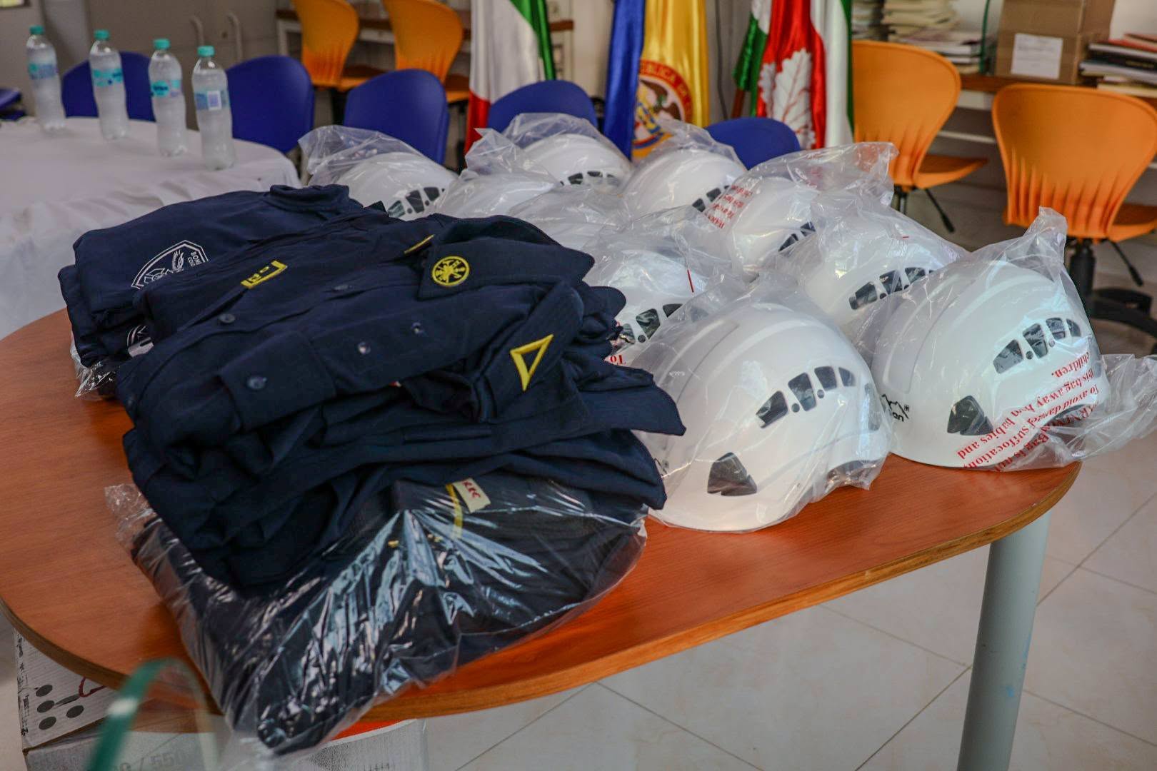 Uniformes azules y cascos blancos de la dotación de los bomberos voluntarios