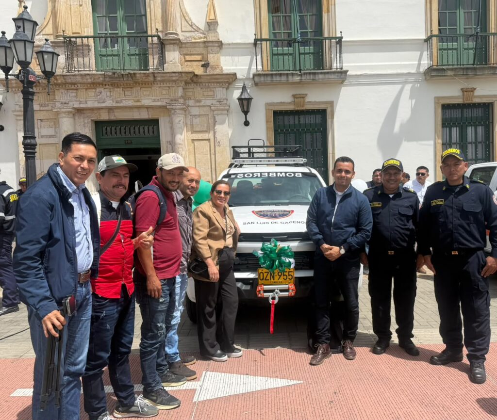 Bomberos voluntarios, el personero y voceros de la comunidad posan junto a la camioneta blanca de los bomberos de San Luis de Gaceno en la Plaza de Bolívar de Tunja