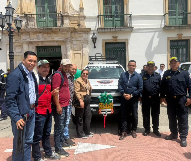 Bomberos voluntarios, el personero y voceros de la comunidad posan junto a la camioneta blanca de los bomberos de San Luis de Gaceno en la Plaza de Bolívar de Tunja