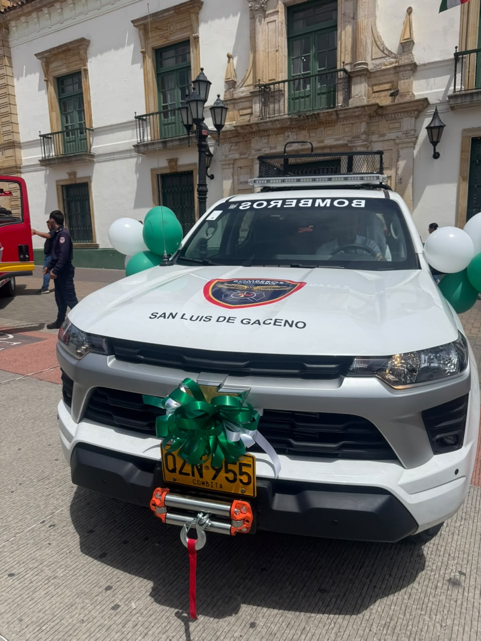 Camioneta blanca de doble cabina con la palabra Bomberos en el parabrisas y San Luis de Gaceno en el capó, frente a la Gobernación de Boyacá