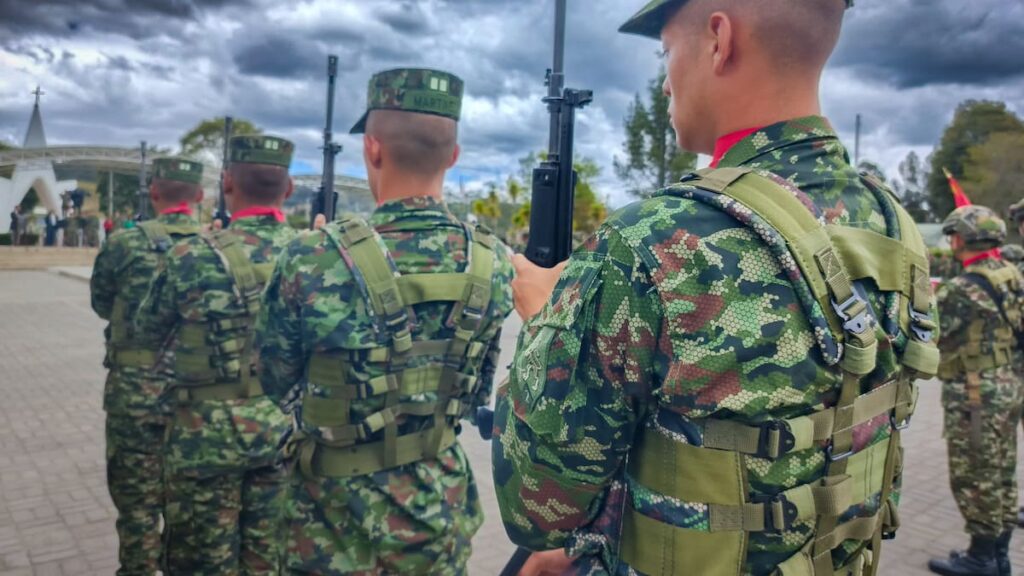 Soldados del Ejército en formación, en la nota sobre la vigilancia que refuerza Boyacá