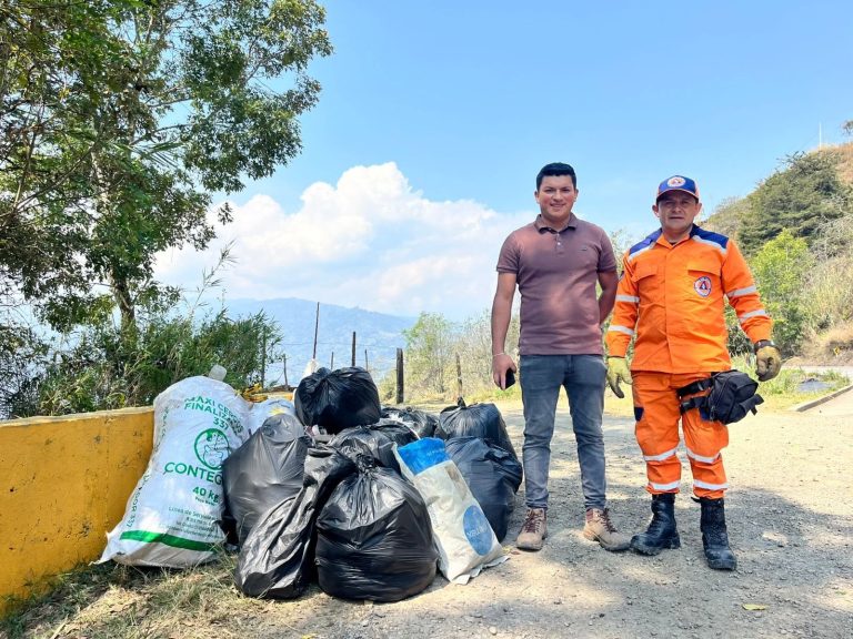 Jornada de limpieza en Guateque retiró más de 150 kilos de residuos en 3 kilómetros de vía