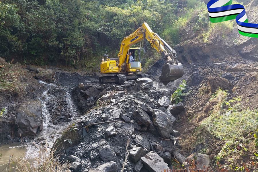 Retroexcavadora en una vía del sector Las Bateas, en Campohermoso