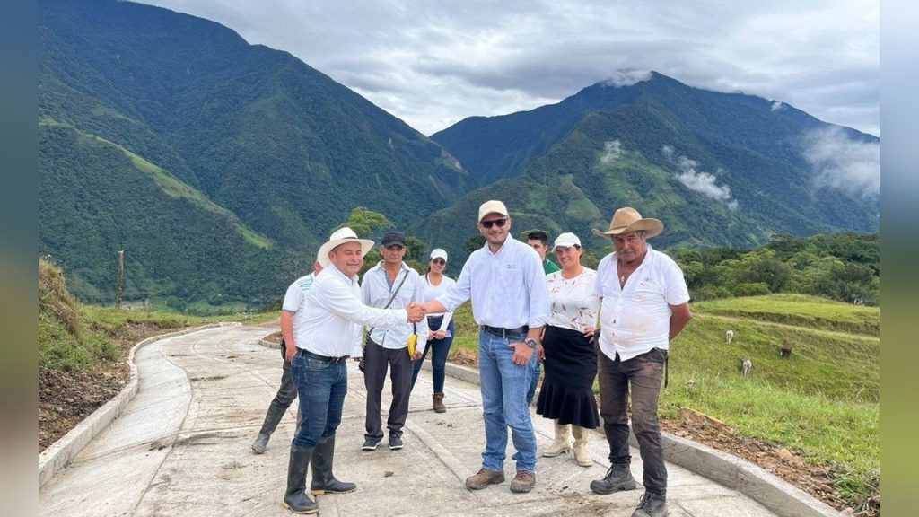 Placas huella en el Valle de Tenza: funcionarios y campesinos se dan la mano sobre la placa huella entregada en Santa María
