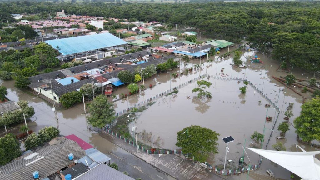 Emergencia invernal en Casanare: vista aérea de calles y un parque inundados