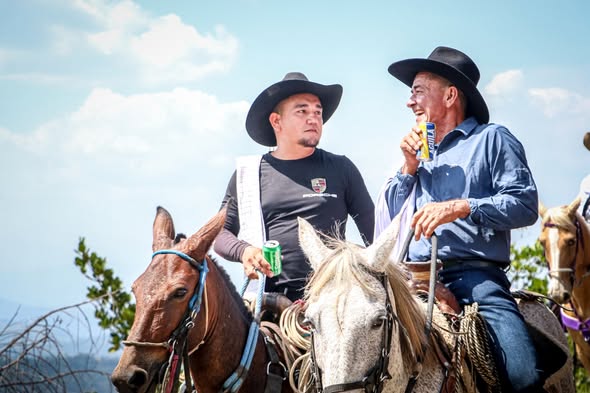 Dos jinetes con sombrero llanero en la cabalgata de Barranca de Upía, municipio de Urban District